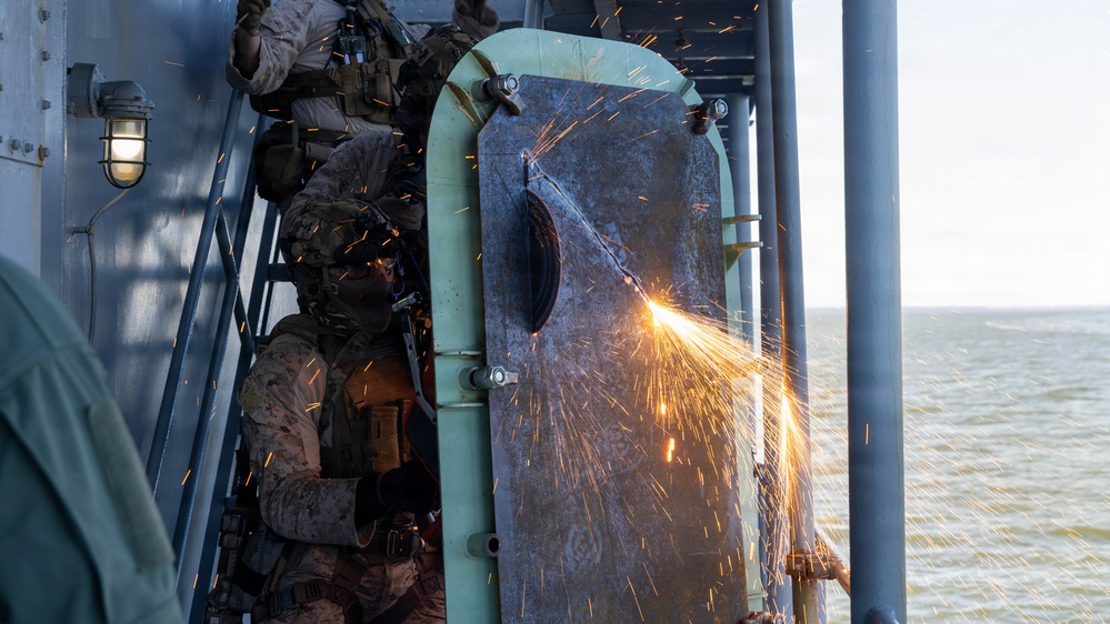 24th MEU conducts VBSS training