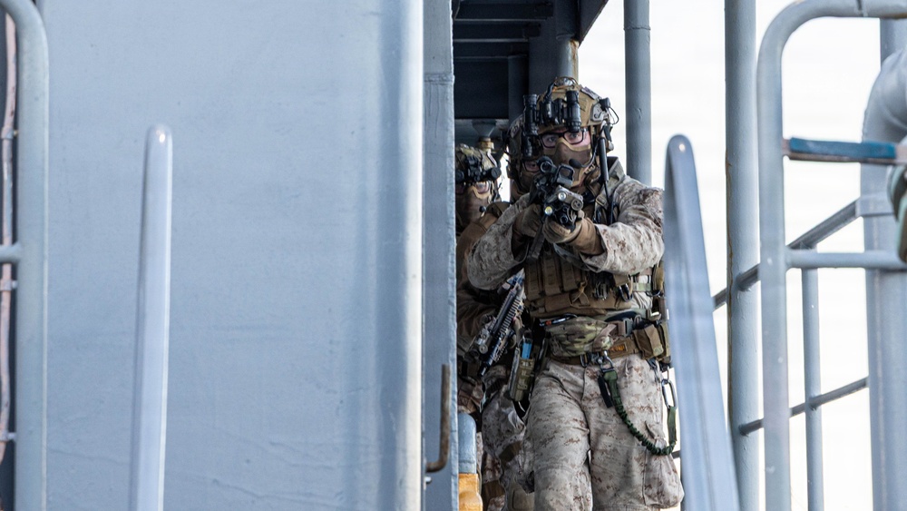 24th MEU conducts VBSS training