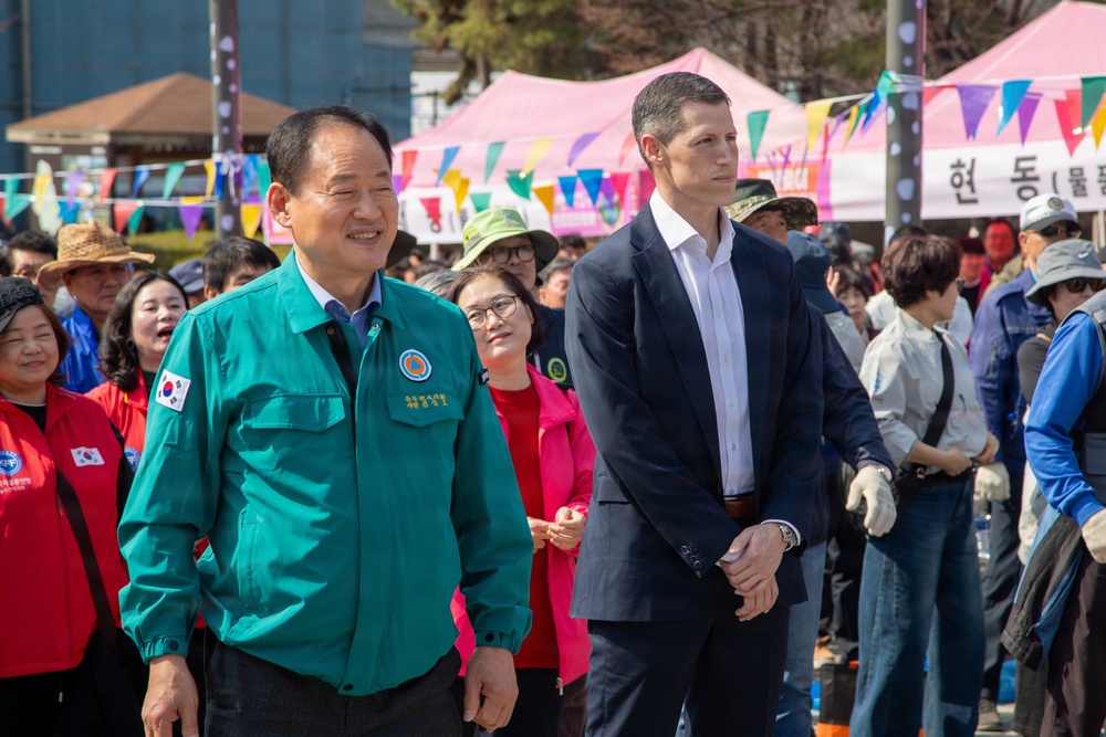 210 Field Artillery Brigade assists in Jihaeng Clean-Up Event