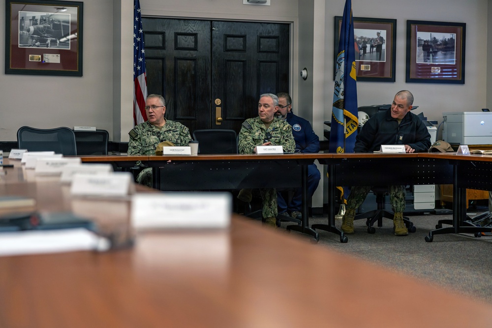 Commander of U.S. Submarine Forces Visits PNSY