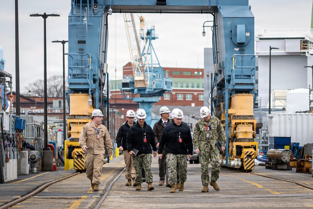 Commander of U.S. Submarine Forces Visits PNSY
