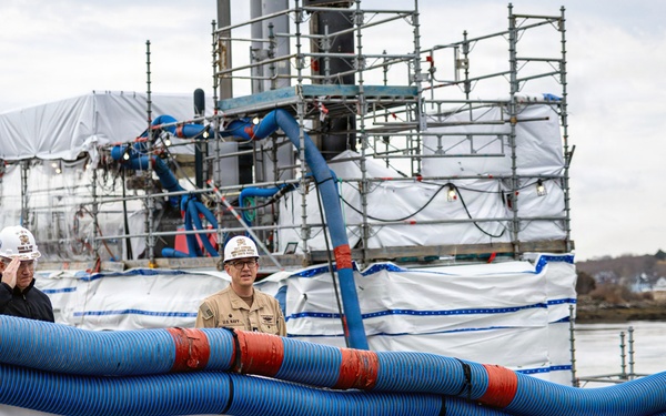 Commander of U.S. Submarine Forces Visits PNSY