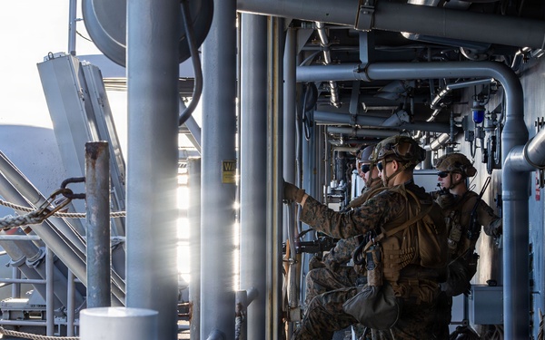 31st MEU | Lima Company conducts ship defense exercise