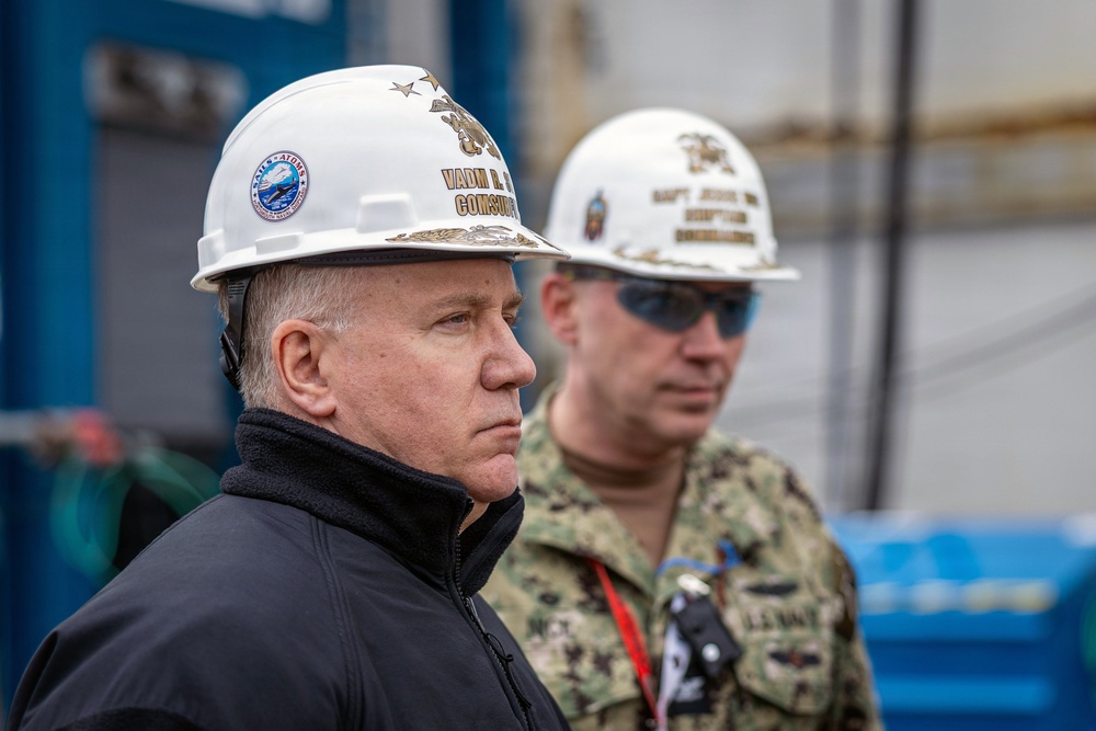 Commander of U.S. Submarine Forces Visits PNSY