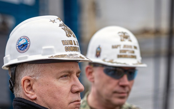 Commander of U.S. Submarine Forces Visits PNSY