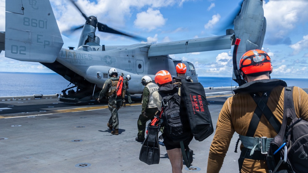 31st MEU | Safety Swimmers conduct hoist exercise