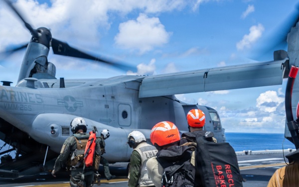 31st MEU | Safety Swimmers conduct hoist exercise