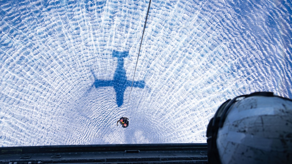 31st MEU | Safety Swimmers conduct hoist exercise