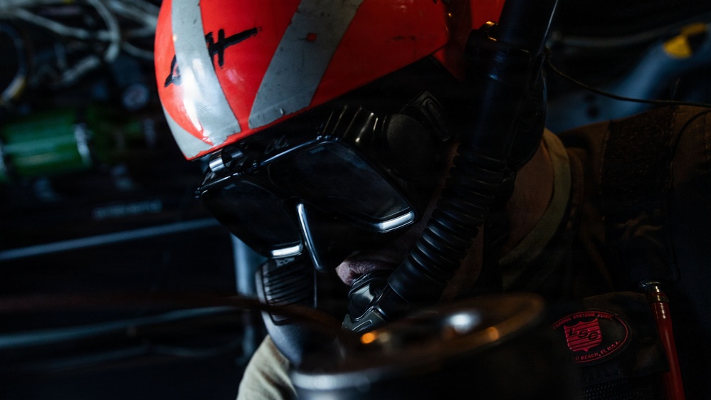 31st MEU | Safety Swimmers conduct hoist exercise