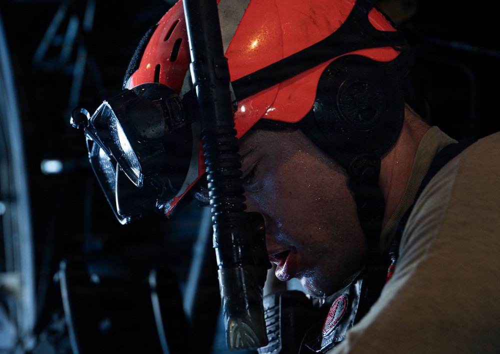 31st MEU | Safety Swimmers conduct hoist exercise