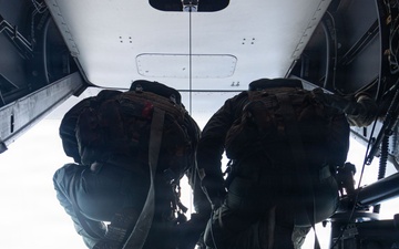 31st MEU | Safety Swimmers conduct hoist exercise