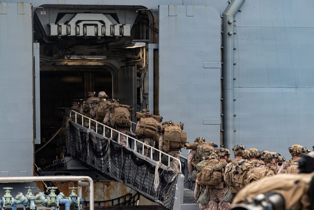 31st MEU | Lima Company conducts simulated amphibious assault