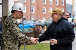 Commander of U.S. Submarine Forces Visits PNSY