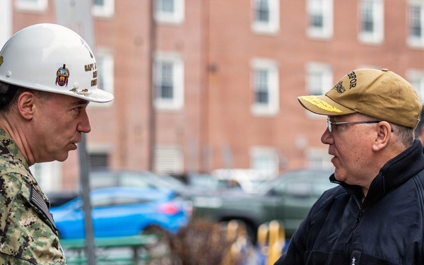 Commander of U.S. Submarine Forces Visits PNSY