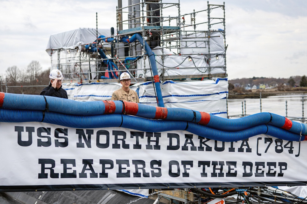 Commander of U.S. Submarine Forces Visits PNSY