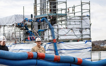 Commander of U.S. Submarine Forces Visits PNSY