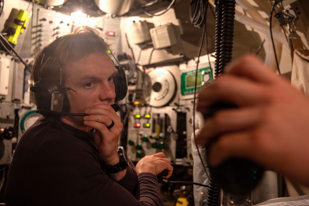 Undersea Rescue Command Conducts Manned Dive Event at Sea