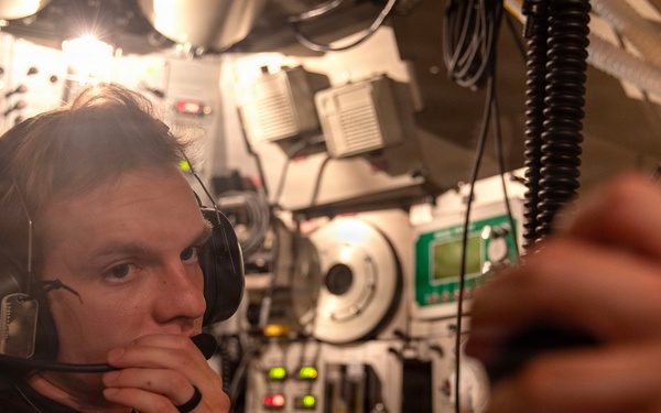 Undersea Rescue Command Conducts Manned Dive Event at Sea