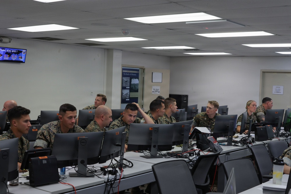 13th Marine Expeditionary Unit participates in Amphibious Ready Group and Marine Expeditionary Unit Staff Planning Course