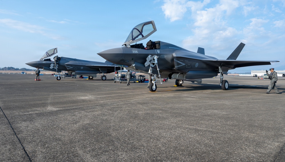 Bilateral aircrews execute cross-marshelling during NATR 26-1