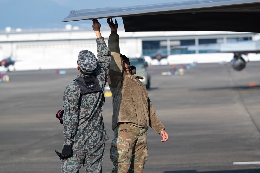 Bilateral aircrews execute cross-marshelling during NATR 26-1