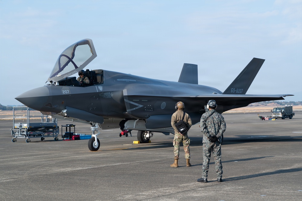 Bilateral aircrews execute cross-marshelling during NATR 26-1