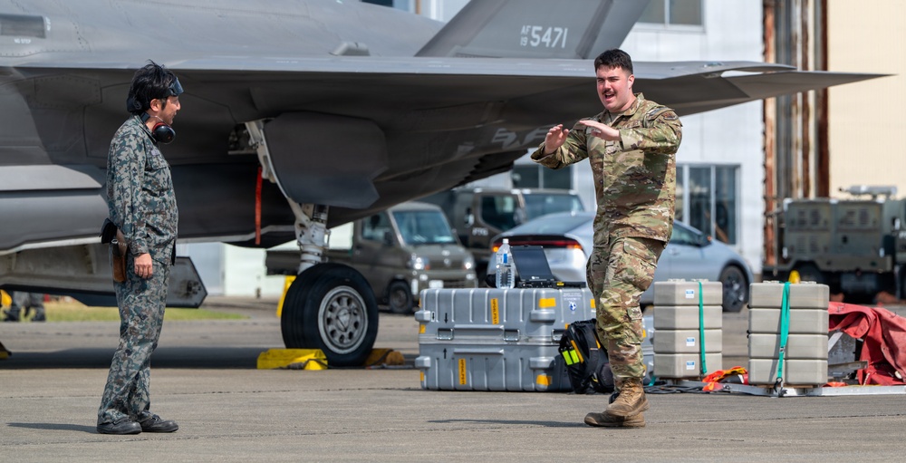 Bilateral aircrews execute cross-marshelling during NATR 26-1