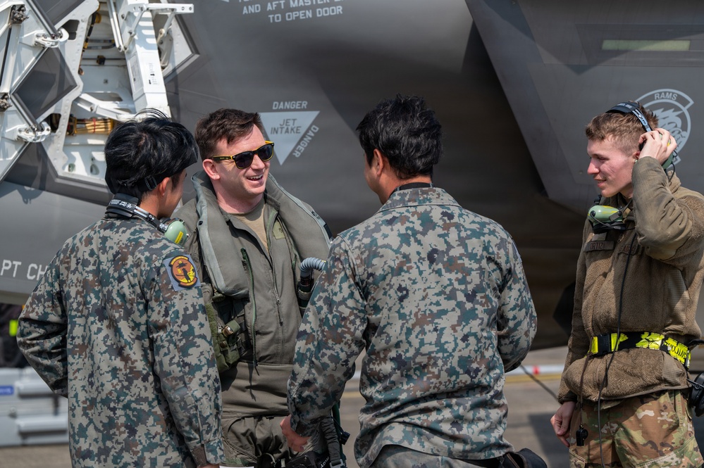 Bilateral aircrews execute cross-marshelling during NATR 26-1