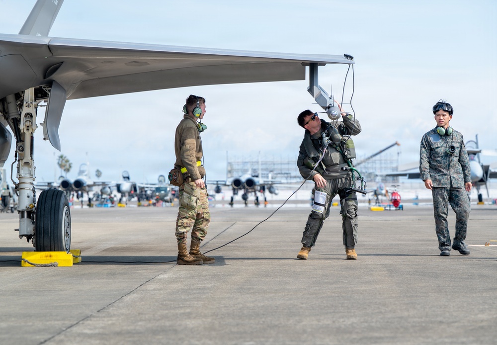 Bilateral aircrews execute cross-marshelling during NATR 26-1