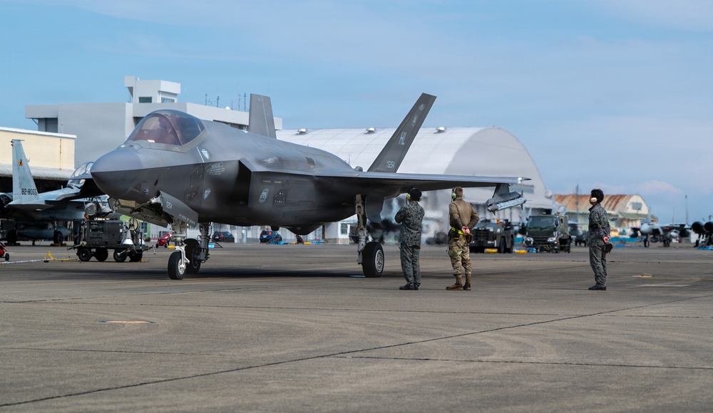 Bilateral aircrews execute cross-marshelling during NATR 26-1