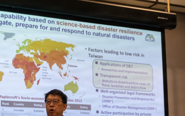 U.S. personnel, Philippine Officials, host civil-military crisis response workshop