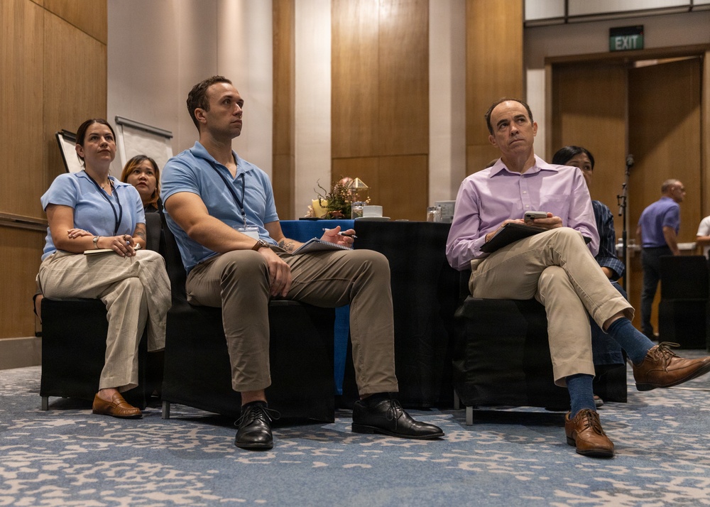 U.S. personnel, Philippine Officials, host civil-military crisis response workshop