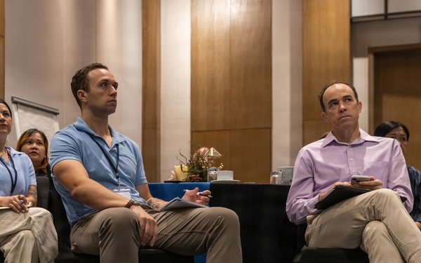 U.S. personnel, Philippine Officials, host civil-military crisis response workshop