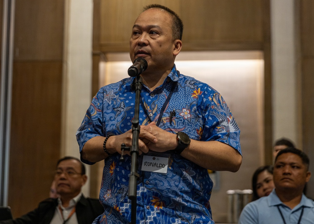 U.S. personnel, Philippine Officials, host civil-military crisis response workshop