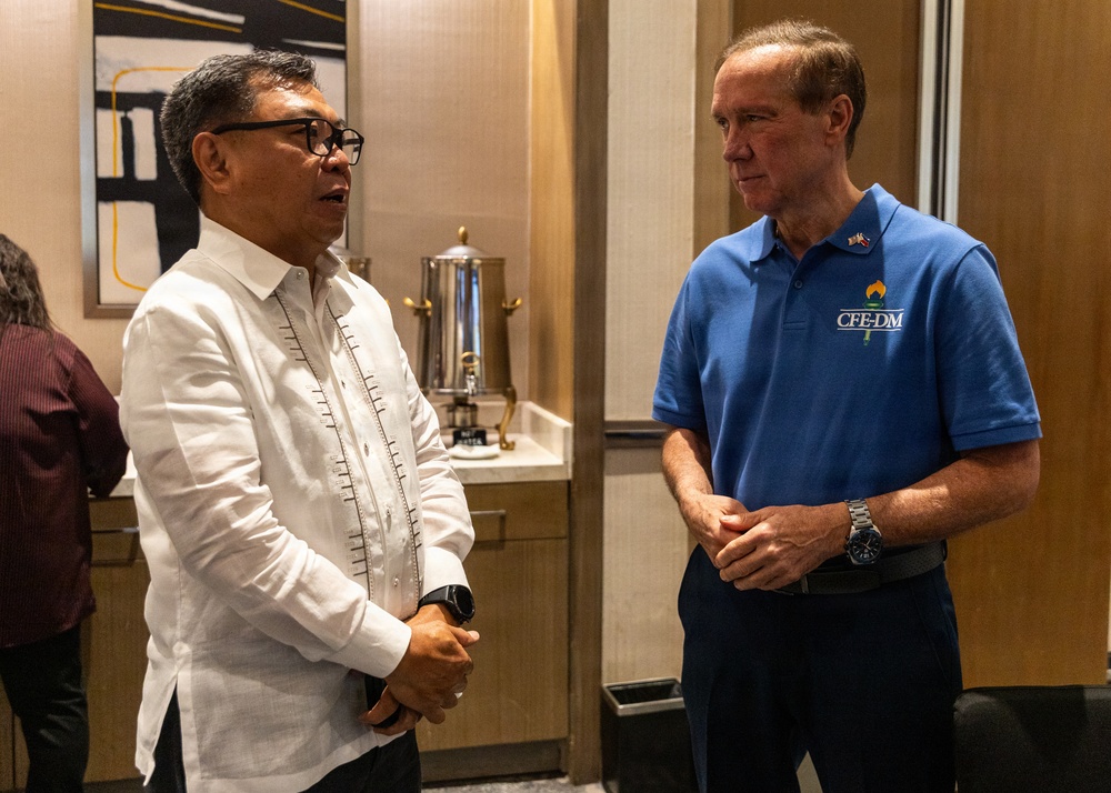 U.S. personnel, Philippine Officials, host civil-military crisis response workshop