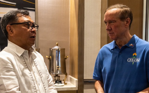 U.S. personnel, Philippine Officials, host civil-military crisis response workshop