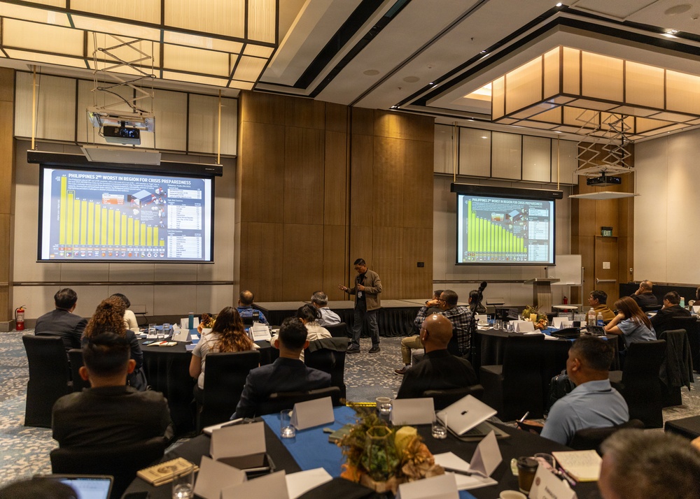 U.S. personnel, Philippine Officials, host civil-military crisis response workshop