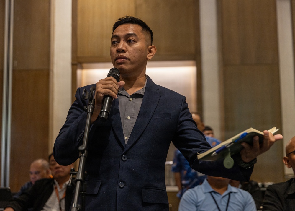 U.S. personnel, Philippine Officials, host civil-military crisis response workshop