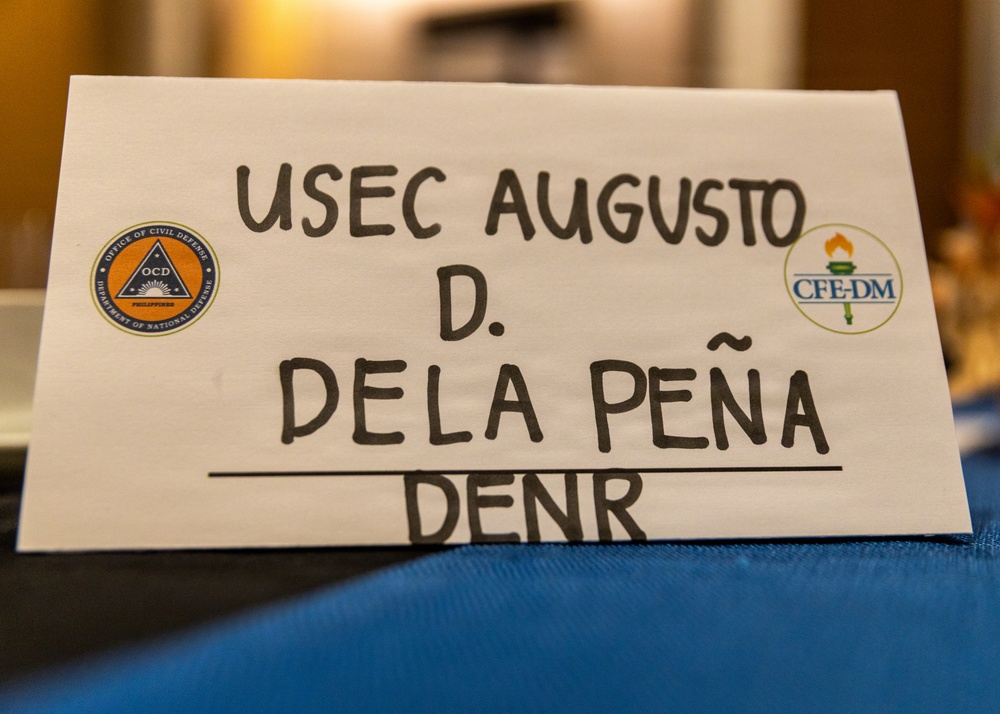 U.S. personnel, Philippine Officials, host civil-military crisis response workshop