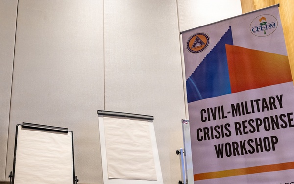 U.S. personnel, Philippine Officials, host civil-military crisis response workshop