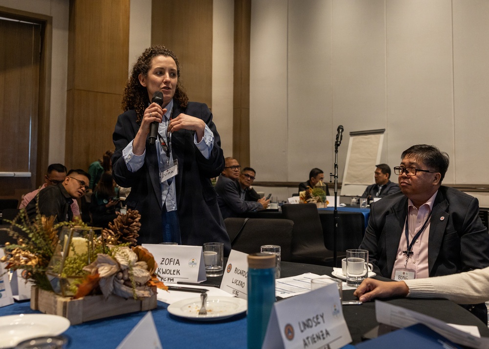 U.S. personnel, Philippine Officials, host civil-military crisis response workshop
