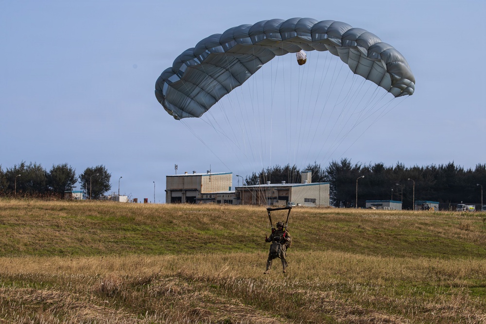 Soldiers and Green Berets with 1st SFG (A), U.S. Army Rangers, and U.S. Marines Conduct Joint Jump