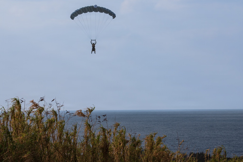 Soldiers and Green Berets with 1st SFG (A), U.S. Army Rangers, and U.S. Marines Conduct Joint Jump