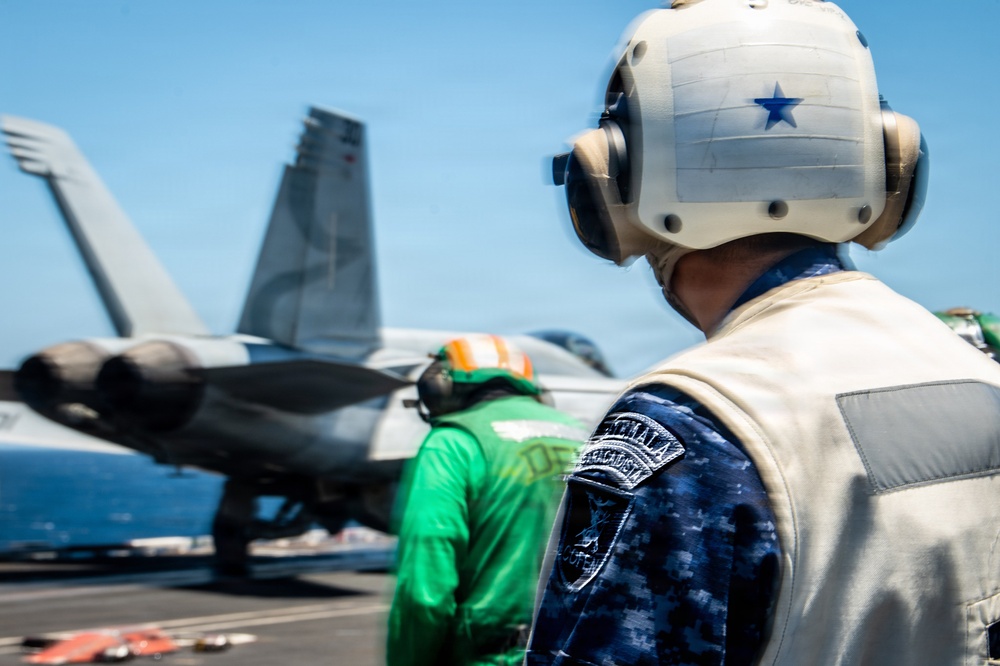 Guatemalan Distinguished Visitors Observe Nimitz Flight Operations