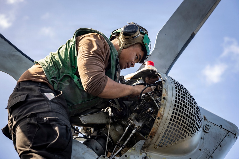USS Iwo Jima Sailors Conduct MH-60S Sea Hawk Maintenance