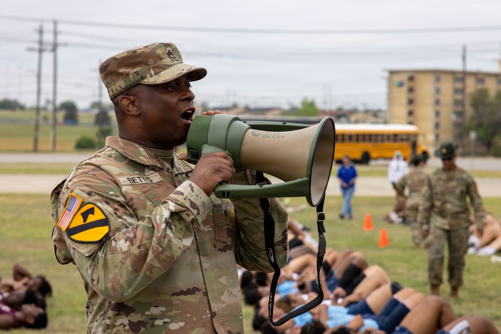 Students, coaches experience Army discipline, teamwork during U.S. Army Experience at Fort Hood
