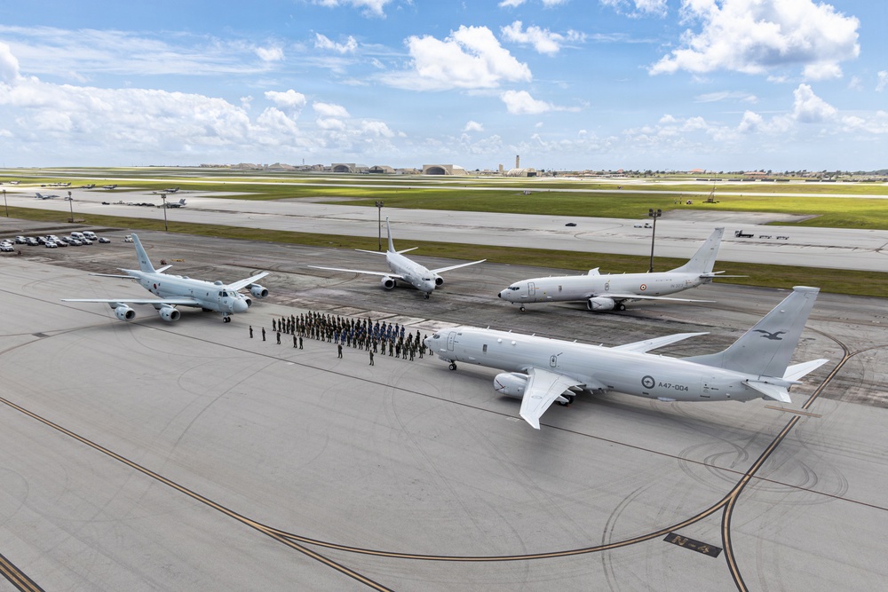 Sea Dragon competitors pose for PHOTOEX