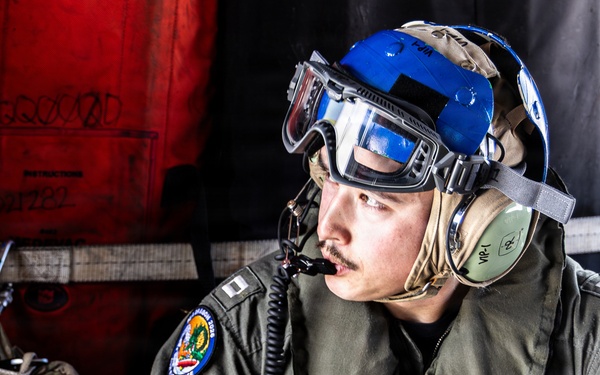 Leader of Sea Dragon observes PHOTOEX