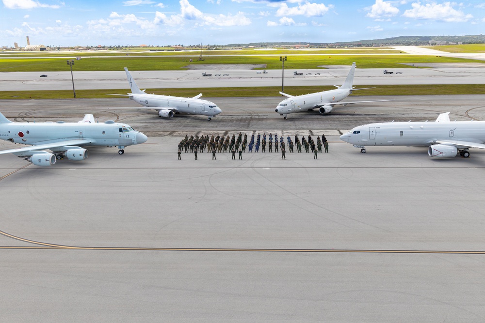 Sea Dragon competitors pose for PHOTOEX