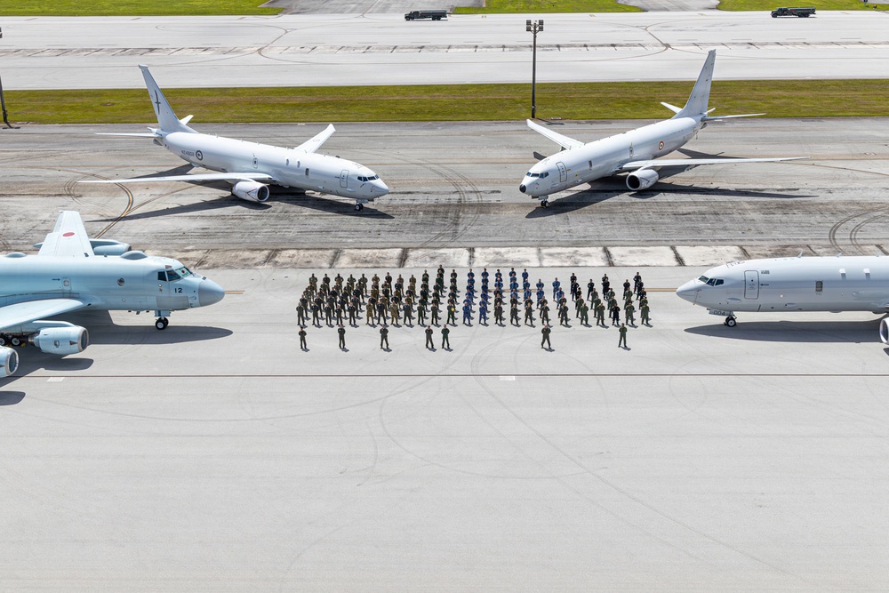 Sea Dragon competitors pose for PHOTOEX